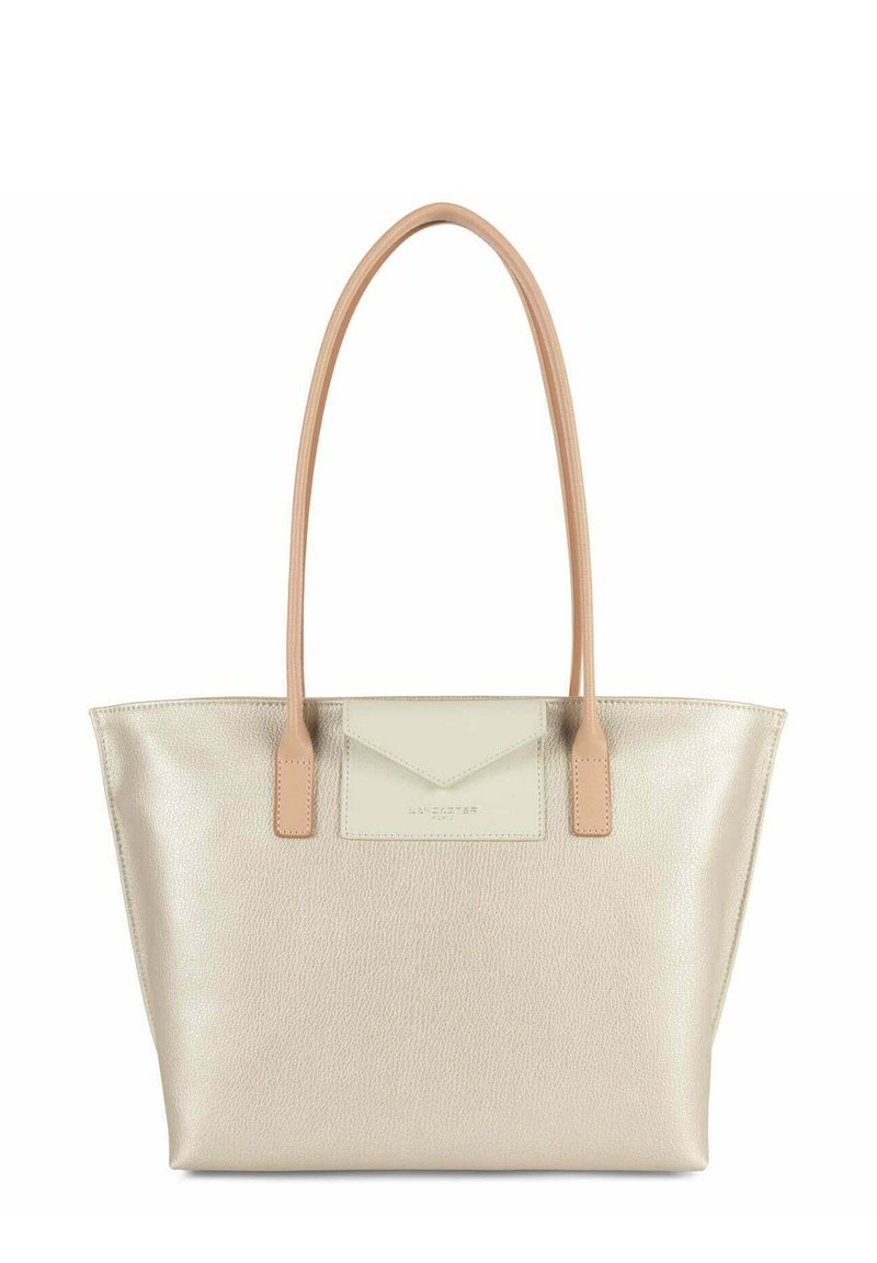 Sac fourre-tout en cuir beige avec deux poignées en cuir tan, forme structurée, extérieur texturé et un panneau d'accent crème portant un logo.