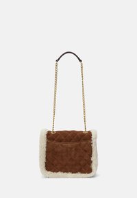 Borsa a tracolla in suede marrone trapuntato con trim in finta pelliccia crema, tracolla in catena dorata e manico in pelle marrone; forma rettangolare con chiusura a pattina superiore.