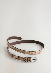 Ceinture fine avec un imprimé serpent imitation en beige et marron, dotée d'une boucle en métal argenté et d'un intérieur marron lisse. Deux boucles pour une ajustabilité.
