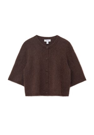 K kurze braune Strickjacke mit runder Ausschnitt, kurzen Ärmeln und sechs großen Knöpfen auf der Vorderseite; weiche, flauschige Textur.