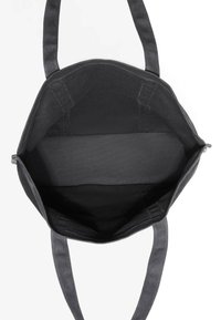 Sac cabas en toile grise avec deux bretelles d'épaule, doté d'un intérieur spacieux et d'une texture lisse, sans poches supplémentaires ni fermetures visibles.