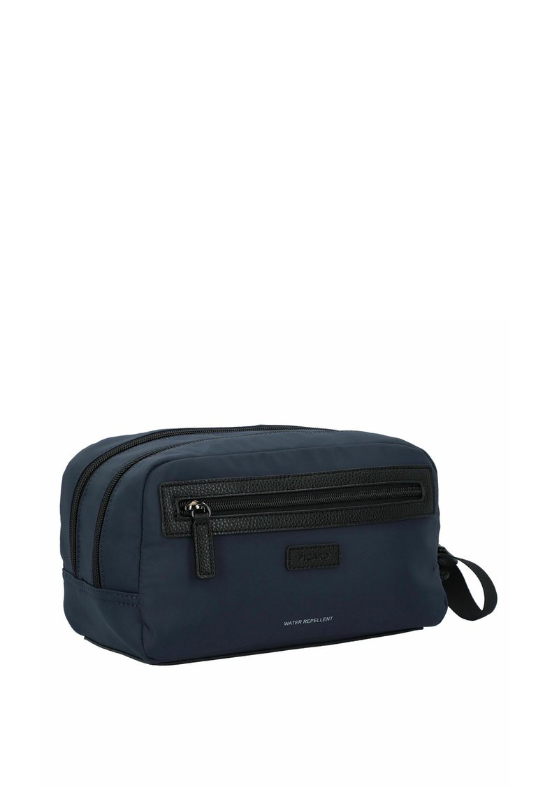 Bolsa de viaje color navy fabricada con tejido repelente al agua, cuenta con dos compartimentos con cremallera, detalles en cuero negro texturizado y un asa lateral.
