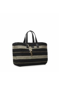Bolsa de tote tejida con rayas negras y beige, que presenta asas de cuero negro y un charm decorativo. Textura suave con una forma estructurada.
