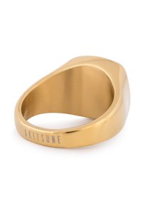 Auksinės spalvos žiedas su glotnaus, apvalaus dizaino. Vidinėje juostoje išgraviruotas žodis "AKITSUNE". Poliruota metalinė paviršius.