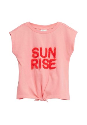 Różowy t-shirt z krótkim rękawem z czerwonym, puszystym napisem „SUNRISE” i zawiązanym przodem.