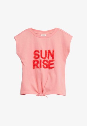 Różowy t-shirt z krótkim rękawem z czerwonym, puszystym napisem „SUNRISE” i zawiązanym przodem.