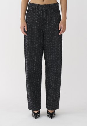 Svarta denimbyxor med vida ben och strukturerad mönster, med fem fickor, bältesloopar och en knappstängning i midjan.