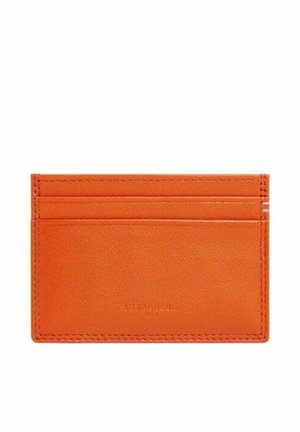 Tarjetero de cuero en naranja brillante. Cuenta con cuatro ranuras para tarjetas y costuras exteriores. Textura suave con logo en relieve en la parte inferior.