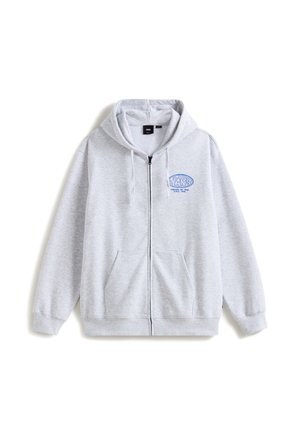 Sudadera con cremallera gris, hecha de una tela suave, con un logo frontal en azul, bolsillos tipo canguro y capucha con cordón.