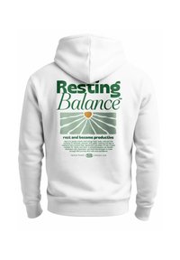 Weißer Hoodie mit einer großen Grafik auf der Rückseite, die grünen Text und eine Sonnenillustration zeigt. Der Text fördert Konzepte von Ruhe und Produktivität.