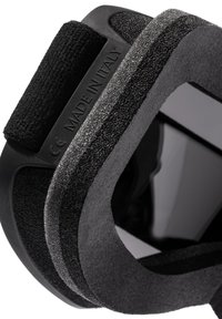 Crni teksturirani remen s mekim čičak detaljima, s glatkom, mat crnom unutarnjom površinom. "PROIZVEDENO U ITALIJI" ugravirano sa strane.