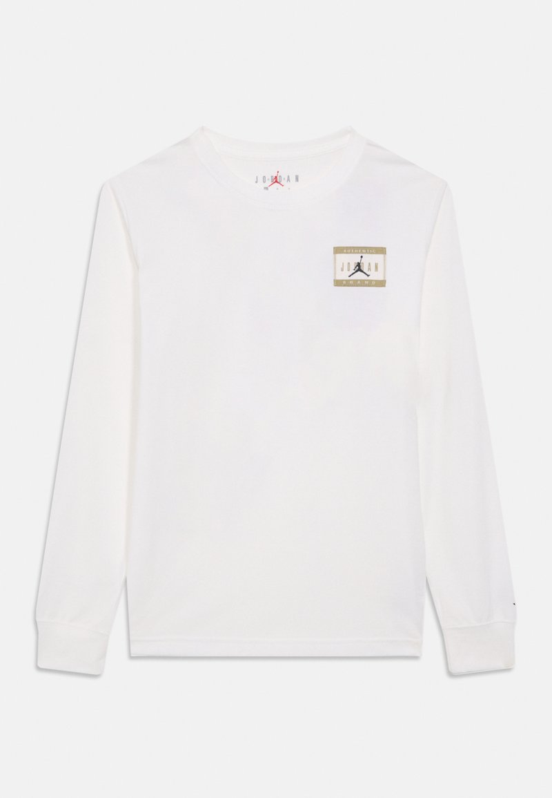 Vit långärmad t-shirt i bomull med en Jordan-logga i guld och svart på bröstet. Klassisk rund halsringning och åtsittande ärmar.