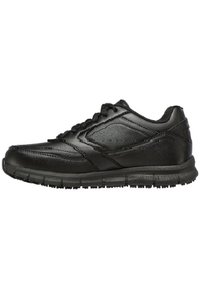 Zapatilla deportiva negra hecha de materiales sintéticos, con un cuello acolchado, diseño de parte superior texturizada y suela de goma con patrones de agarre.
