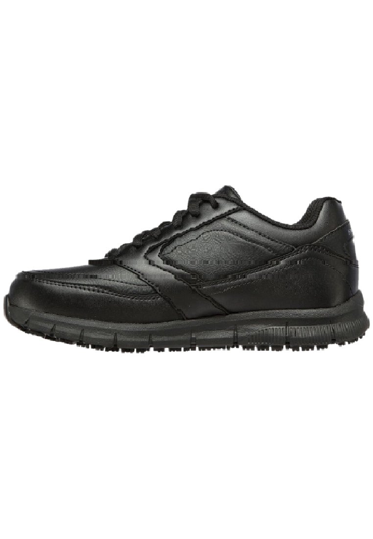 Zapatilla deportiva negra hecha de materiales sintéticos, con un cuello acolchado, diseño de parte superior texturizada y suela de goma con patrones de agarre.