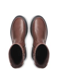 Botas de tobillo de cuero marrón con una superficie texturizada, suela de goma negra y cremalleras en los laterales para un fácil acceso. Marca interior visible.