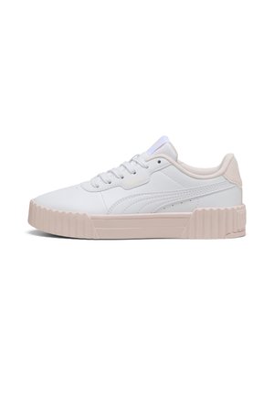 Sneakers bianchi con tomaia in pelle liscia e suola in gomma chunky rosa chiaro. Presentano lacci e un branding sottile sul lato.
