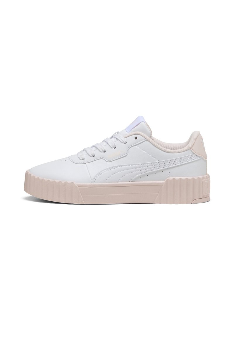 Baskets blanches avec une tige en cuir lisse et une semelle en caoutchouc épaisse rose clair. Elles disposent de lacets et d'un branding subtil sur le côté.