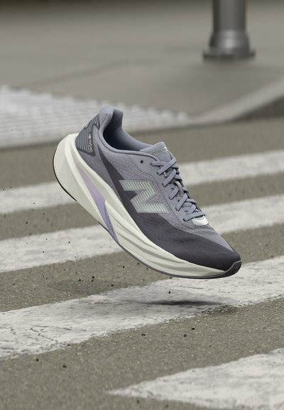 New Balance FUELCELL REBEL V5