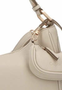 Borsa a tracolla in pelle beige con finitura testurizzata, dotata di una piccola pochette rimovibile e accenti in metallo dorato. Include una tracolla regolabile.