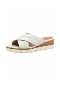 Sandalo scivoloso in pelle bianca con cinturini incrociati, soletta imbottita e suola a zeppa stratificata con un accento marrone texture.