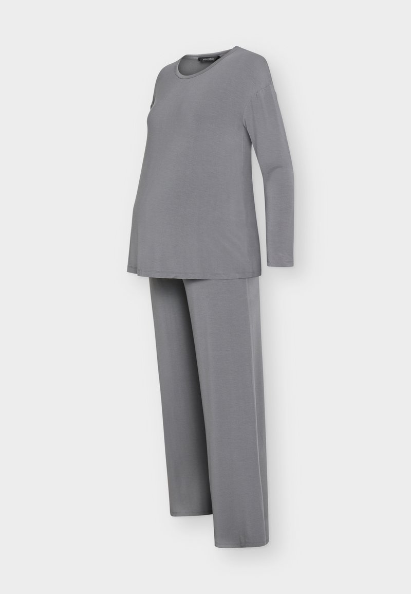 Ensemble de vêtements de détente de maternité en tissu gris doux, comprenant un haut à manches longues à coupe ample et un pantalon à jambes larges, texture lisse et design simple.