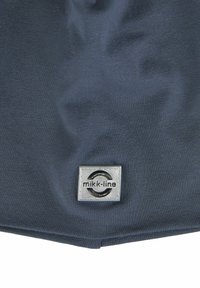 Tăietură din stofă albastru marin cu textură fină, având un patch rectangular argintiu cu textul "mikk-line" la mijloc.