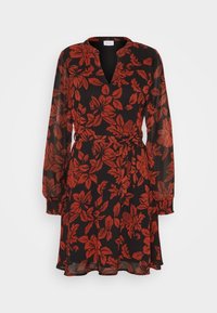 Robe noire avec un motif floral rouge, présentant des manches longues, un décolleté en V, une taille nouée et un ourlet évasé. Tissu transparent avec une légère texture.