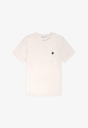 Īsām piedurknēm, gaiši bežs T-krekls, izgatavots no mīksta auduma, ar mazu melnu kvadrātveida logotipu kreisajā krūtī un apaļu kakla izgriezumu.