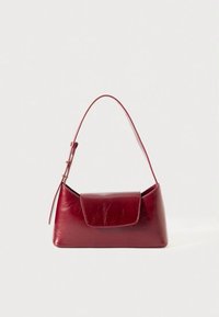 Röd läderhandväska med en strukturerad form, som har en enkel axelrem och klaffstängning. Mjuk textur och minimalistisk design.