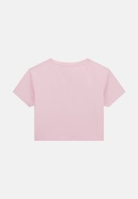 Gaiši rozā īss krekls, kas izgatavots no mīkstas kokvilnas auduma. Tam ir īsas piedurknes un apaļa kakla izgriezums bez rakstiem vai rotājumiem.