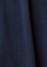 Mörk marinblått tyg med en mjuk, slät textur, som visar subtila variationer i nyanser och en diskret lyster.