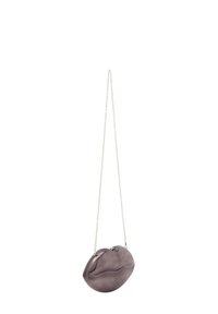 Metallisk grå clutchtaske med læbdesign, glat tekstur, sølvfarvet kædedesign og hængslet lukning. Kompakt, moderne form, blank overflade.