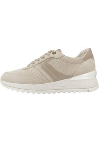 Zapatillas de gamuza beige con una superficie texturizada, detalles perforados y acentos beige brillantes. Presenta una suela blanca acolchada y cordones.