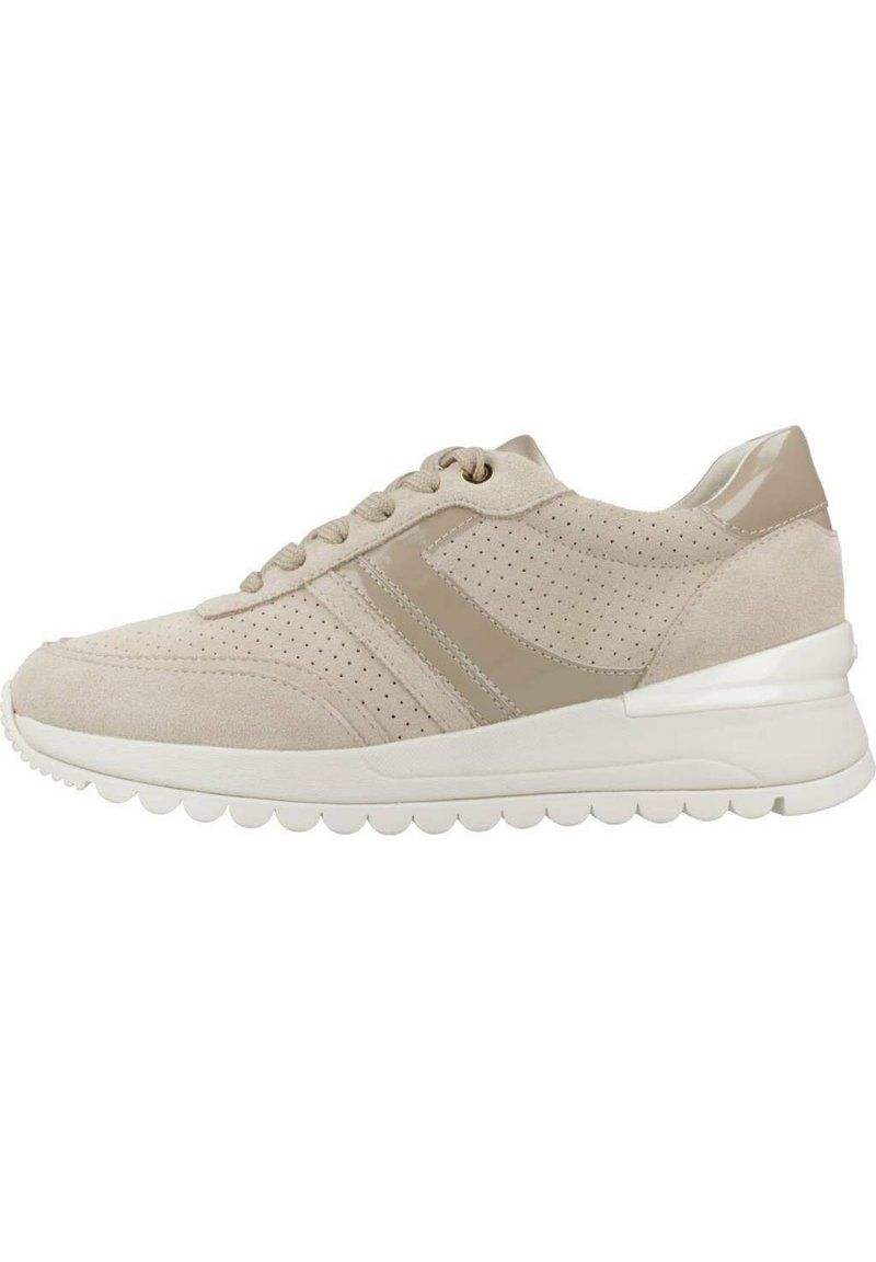 Zapatillas de gamuza beige con una superficie texturizada, detalles perforados y acentos beige brillantes. Presenta una suela blanca acolchada y cordones.