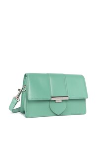Borsa a tracolla in pelle verde menta con chiusura a pattina, cuciture verticali, accessori in argento e tracolla regolabile. Design compatto e strutturato.