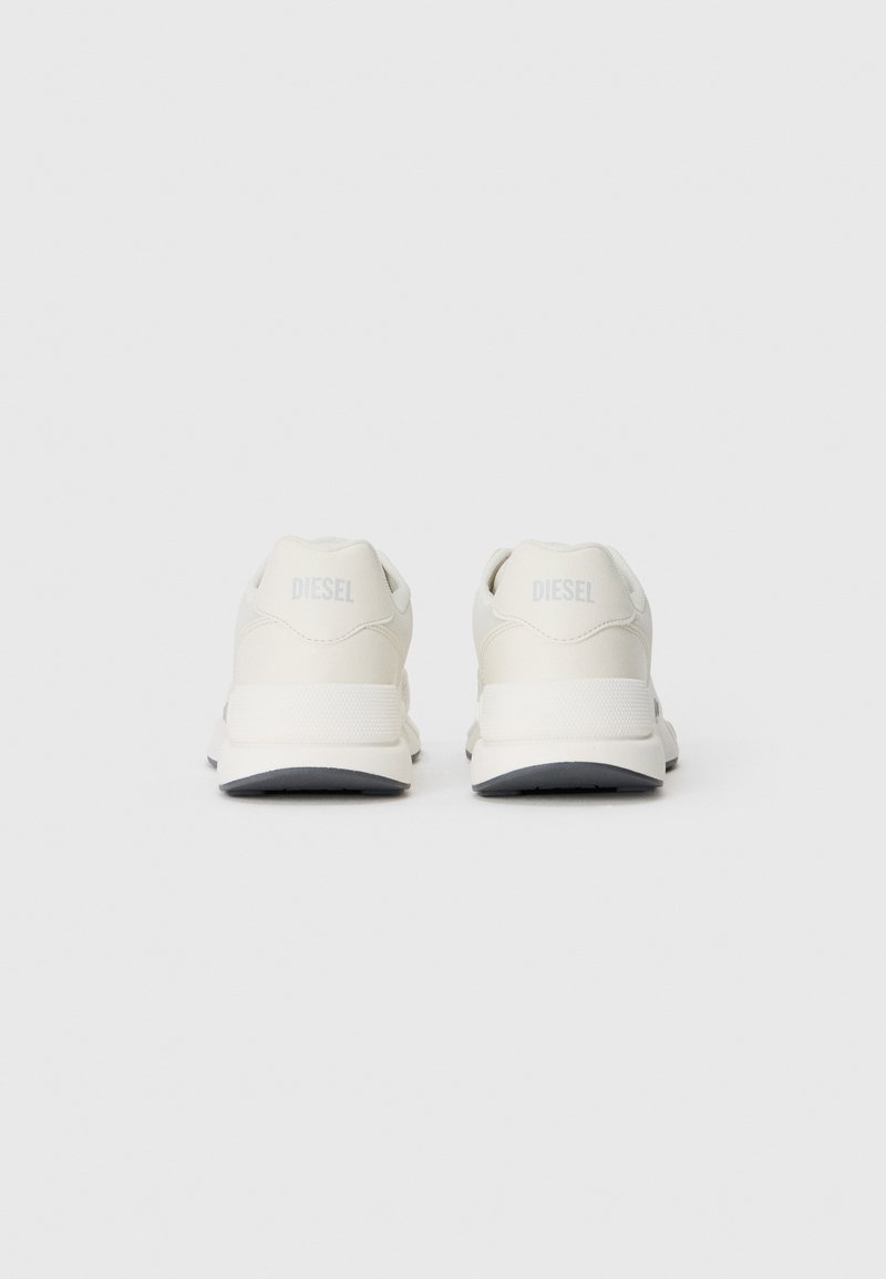 Zapatillas blancas con una parte superior de cuero suave, cuello acolchado y un sutil logotipo en el talón. Suela de goma con un agarre texturizado.