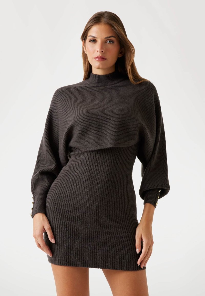 Robes en tricot gris foncé à manches longues avec un col haut, un quadrillage texturé et des accents de boutons sur les manches.