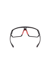 Sportovní sluneční brýle s černým rámem, červenými akcenty a flexibilním designem. Mají velký obdélníkový tvar a gumový úchop na ramenou.