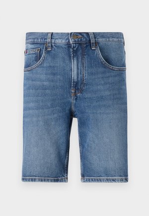 Blaue Denim-Shorts mit geradem Schnitt, fünf Taschen und kontrastierenden Nähdetails. Mit einem Knopfverschluss und Gürtelschlaufen.