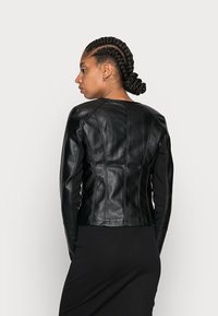 Vero Moda VMRIA SHORT JACKET - Chaqueta de cuero sintético - black