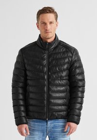 Schwarze gepolsterte Jacke aus Leder, mit hohem Kragen, Frontreißverschluss und zwei seitlichen Taschen, mit glatter Textur und horizontalen Nähten.