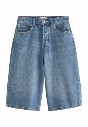 Mellemblå denimshorts med frontknap, lommer, bæltestropper og afslappet pasform, vist på en hvid baggrund.