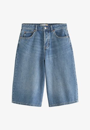 Srednje modri jeans kratke hlače s sprednjo zaponko na gumb, žepi, zankami za pas in sproščenim krojem, prikazane na belem ozadju.