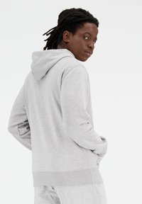 New Balance ESSENTIALS STACKED LOGO - Sweater met rits - athletic grey