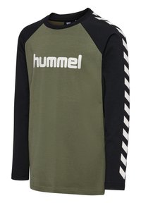 Långärmad skjorta med en olivgrön kropp, svarta raglanärmar och en vit "hummel"-logotyp med diagonala randdesign på ärmarna.