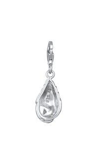 Silver charm i form av en tårdropp, med en strukturerad yta och "925 AG" ingraverat. Fäst med en liten metallspänne.