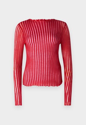 Czerwony dopasowany top z długim rękawem, z pionowymi przezroczystymi paskami, falbaniastym dekoltem i prążkowaną fakturą, wykonany z lekkiego materiału.