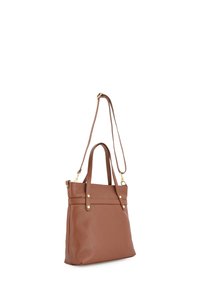 Sac fourre-tout en cuir marron avec surface texturée, accents en métal doré, double poignées et bandoulière amovible, conçu pour la polyvalence.