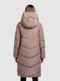 Lungo cappotto imbottito color taupe chiaro con motivo trapuntato a chevron, cappuccio oversize e tasche laterali, caratterizzato da un piccolo logo vicino all'orlo.