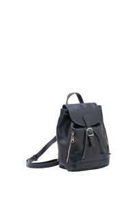 Navy leren rugzak met een klep, trekkoordsluiting en gouden hardware. Voorzien van twee ritszakken aan de voorkant en een schouderhengsel.